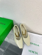 SHARP CHAIN PUMP 6 CM IN BONE WHITE CALFSKIN