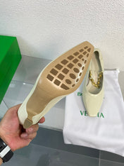 SHARP CHAIN PUMP 6 CM IN BONE WHITE CALFSKIN