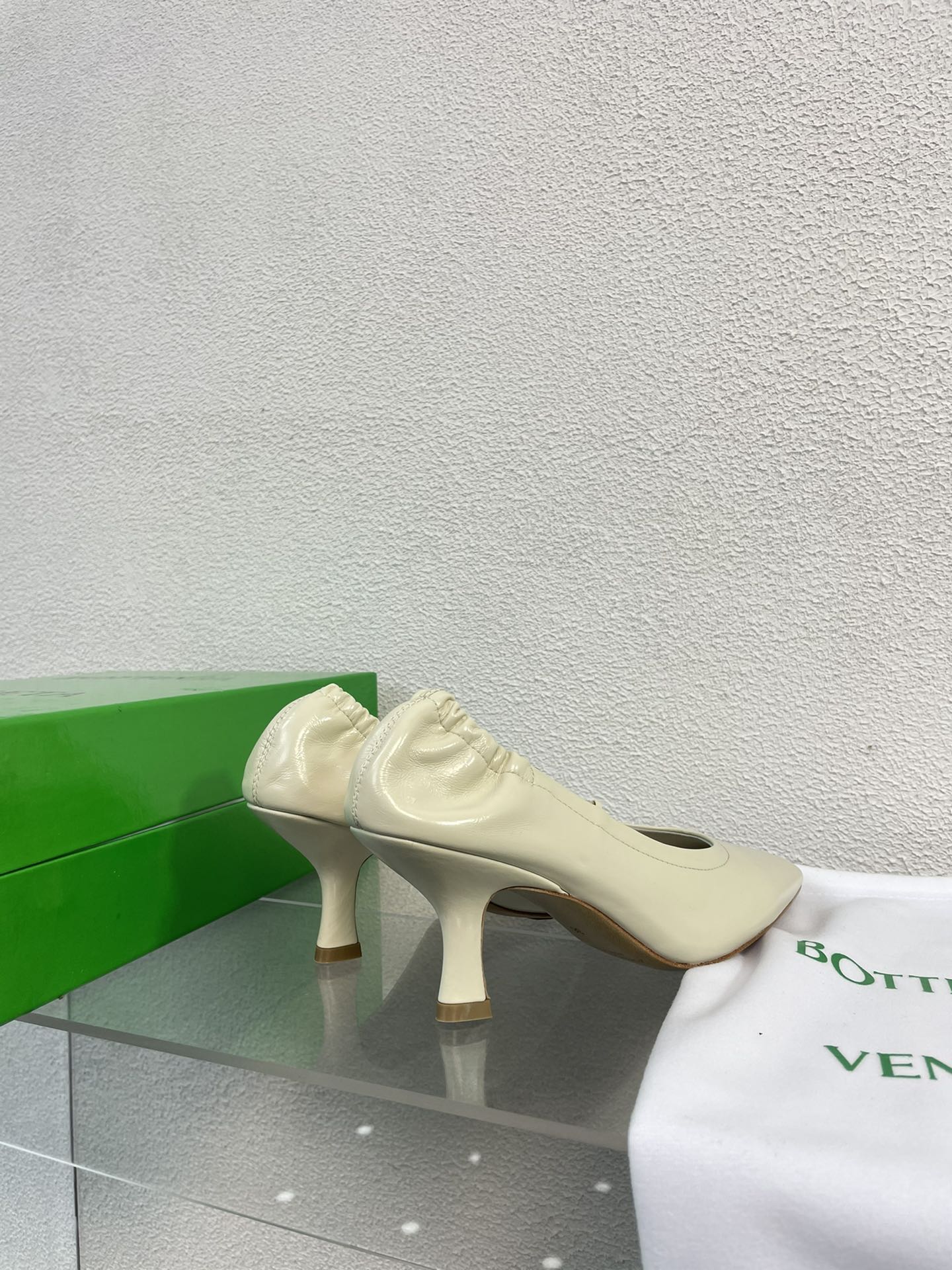 SHARP CHAIN PUMP 6 CM IN BONE WHITE CALFSKIN