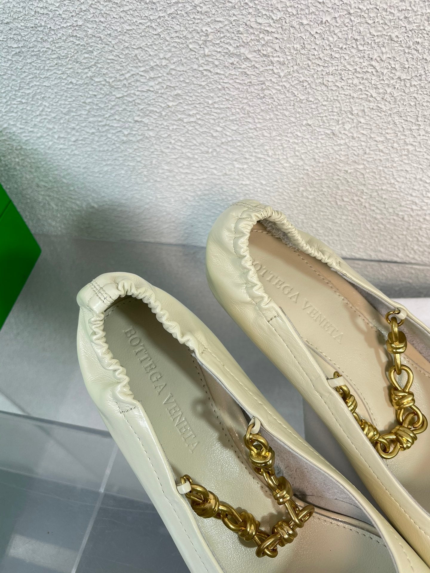 SHARP CHAIN PUMP 6 CM IN BONE WHITE CALFSKIN