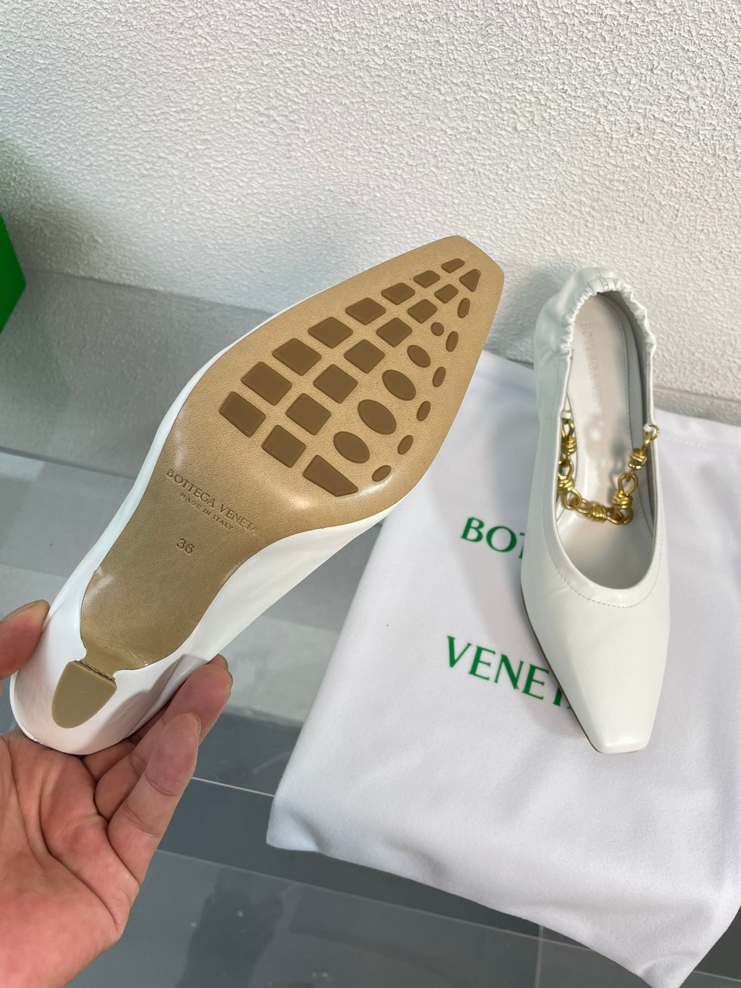 SHARP CHAIN PUMP 6 CM IN WHITE CALFSKIN