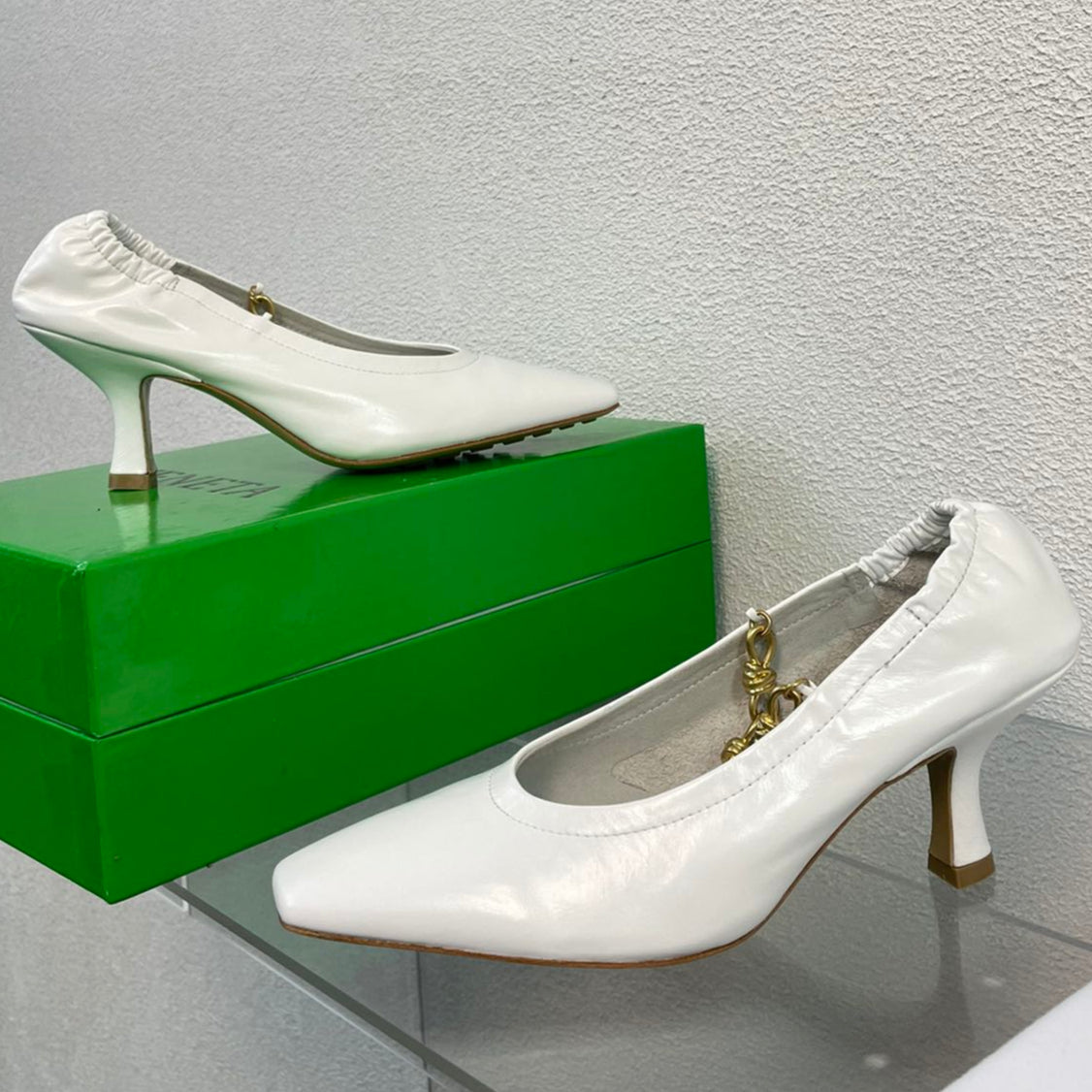 SHARP CHAIN PUMP 6 CM IN WHITE CALFSKIN