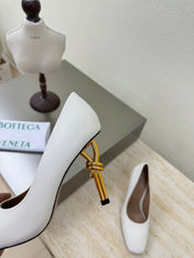 KNOT HIGH PUMP IN WHITE AND GOLD METAL HEEL 9 CM