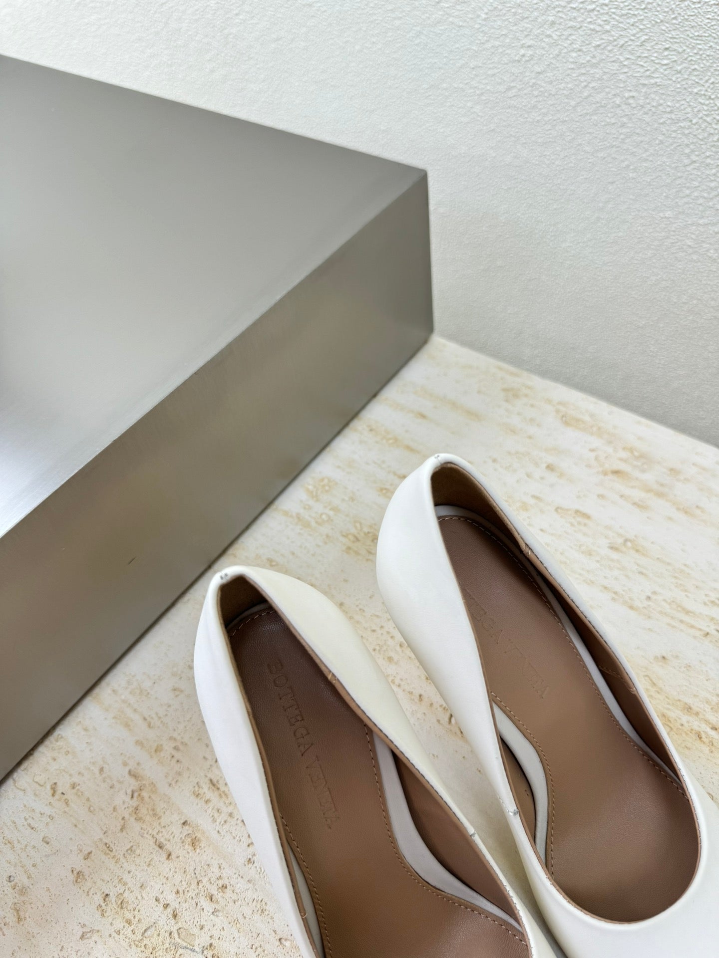 KNOT HIGH PUMP IN WHITE AND GOLD METAL HEEL 9 CM