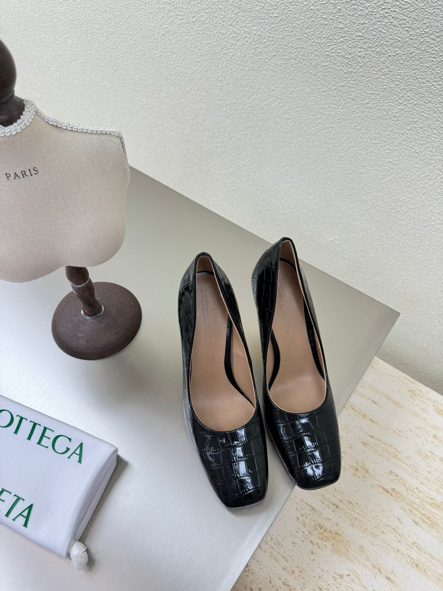 KNOT HIGH PUMP IN BLACK CALFSKIN WITH WOVEN DESIGN AND GOLD METAL HEEL 9 CM