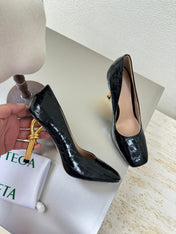 KNOT HIGH PUMP IN BLACK CALFSKIN WITH WOVEN DESIGN AND GOLD METAL HEEL 9 CM