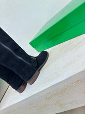 KNEE HIGH BOOT IN BLACK SUEDE