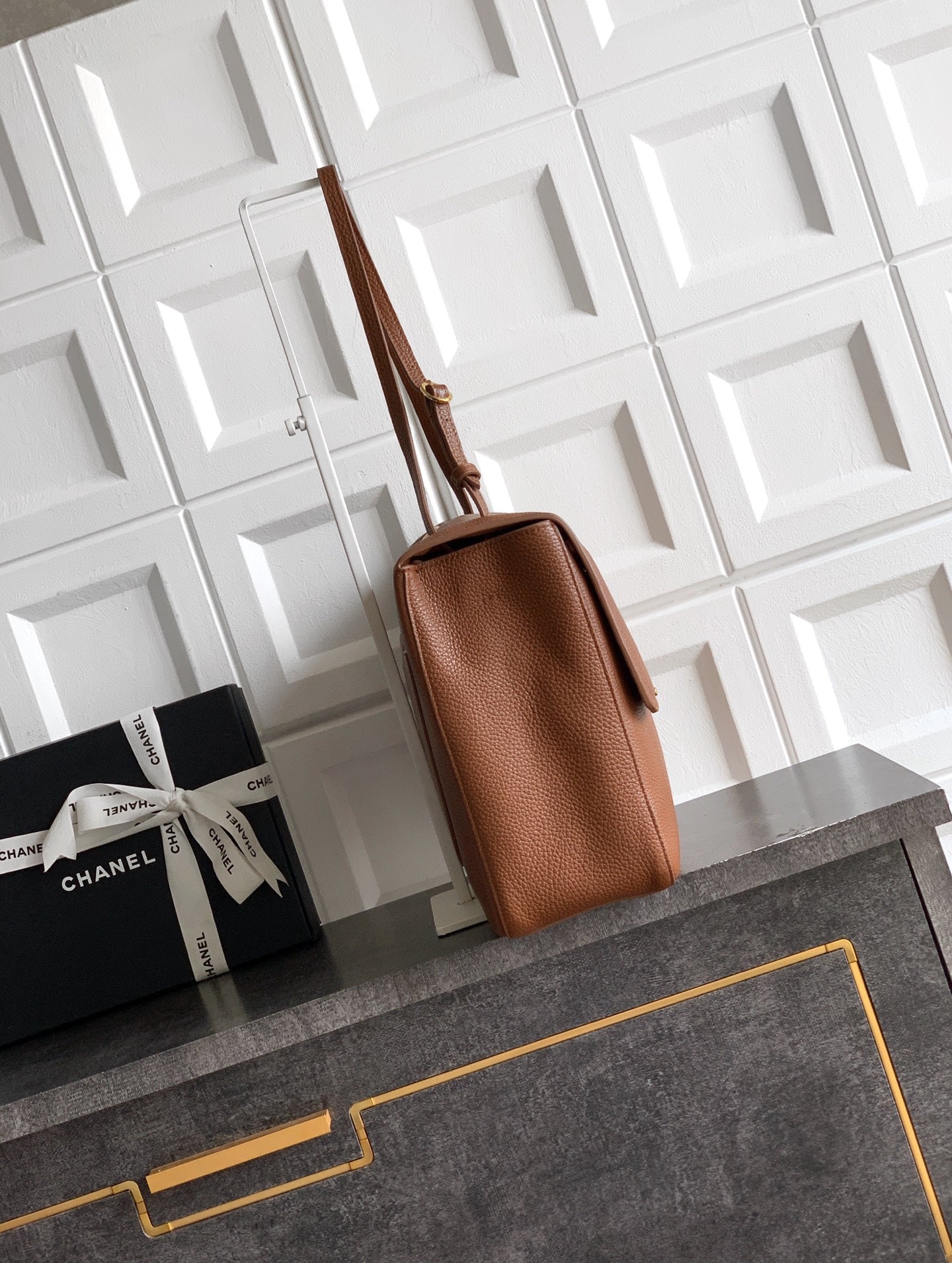 CHANEL 26S SOUPLISSIMO MAXI FLAP 39 IN CARAMEL BROWN GRAINED CALFSKIN GOLD HARDWARE