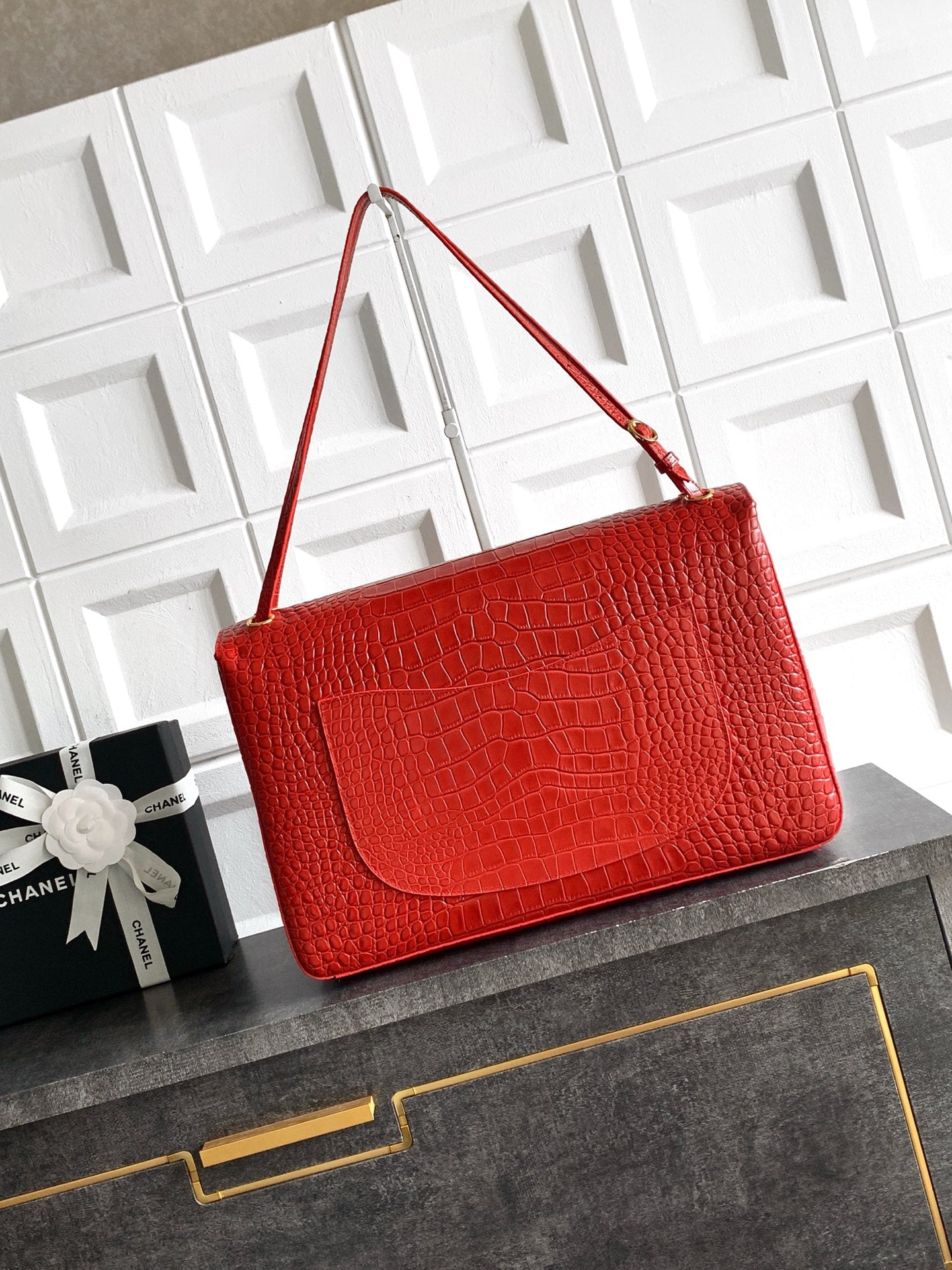 CHANEL 26S SOUPLISSIMO MAXI FLAP 39 IN RED CROCODILE-EMBOSSED CALFSKIN GOLD HARDWARE