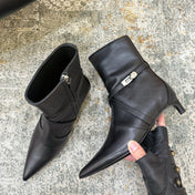HM 26S POINTED-TOE ANKLE BOOTS 35 MM IN BLACK CALFSKIN