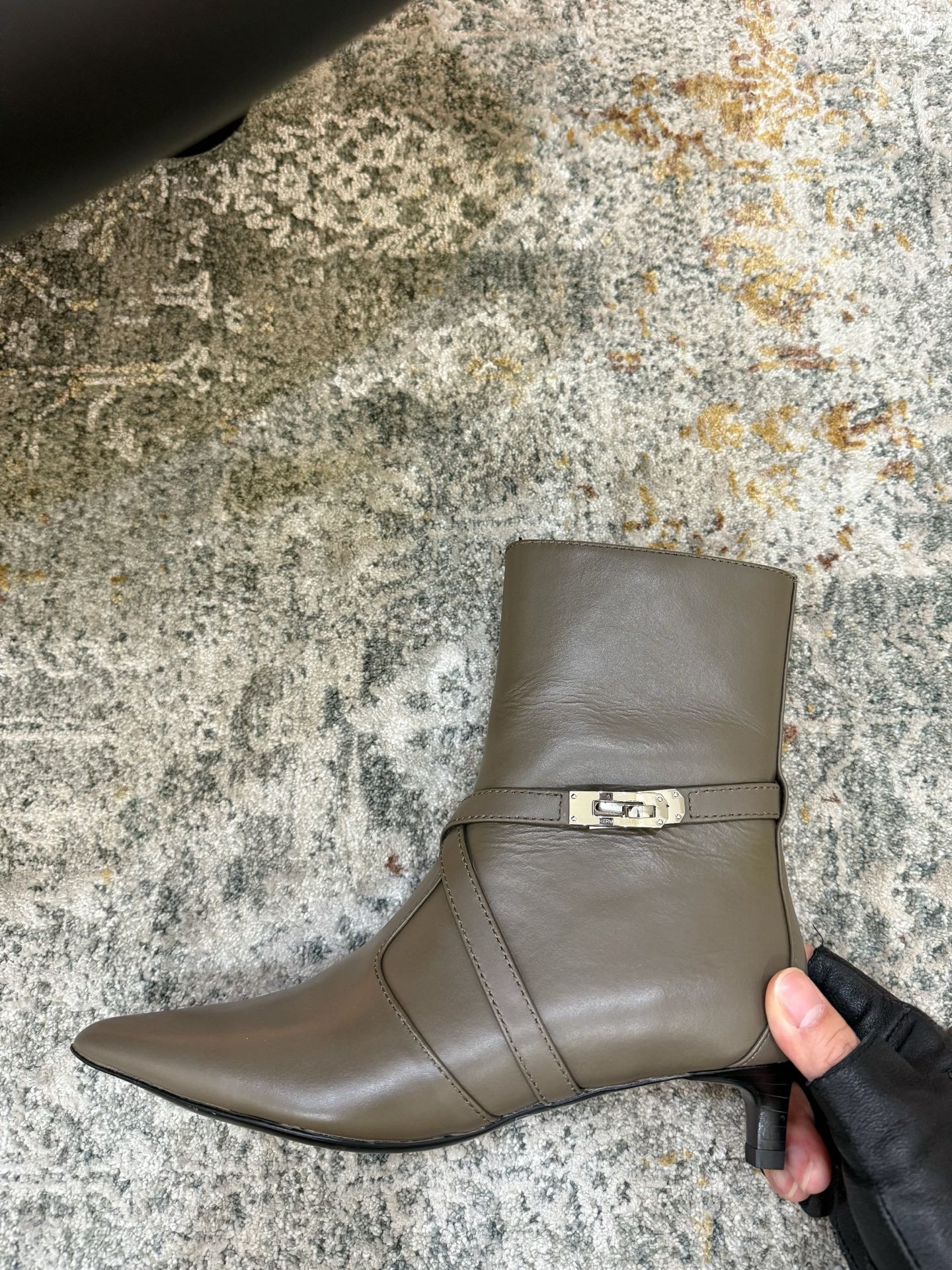 HM 26S POINTED-TOE ANKLE BOOTS 35 MM IN KHAKI GREY CALFSKIN