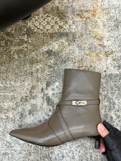 HM 26S POINTED-TOE ANKLE BOOTS 35 MM IN KHAKI GREY CALFSKIN