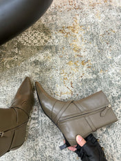 HM 26S POINTED-TOE ANKLE BOOTS 35 MM IN KHAKI GREY CALFSKIN
