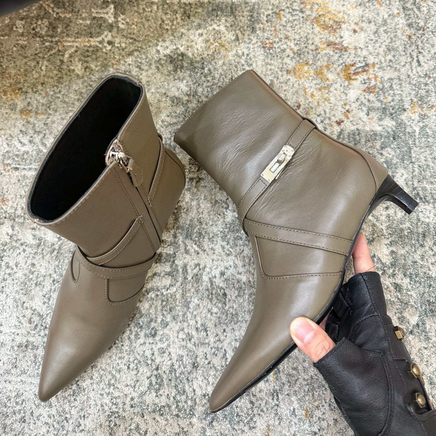 HM 26S POINTED-TOE ANKLE BOOTS 35 MM IN KHAKI GREY CALFSKIN