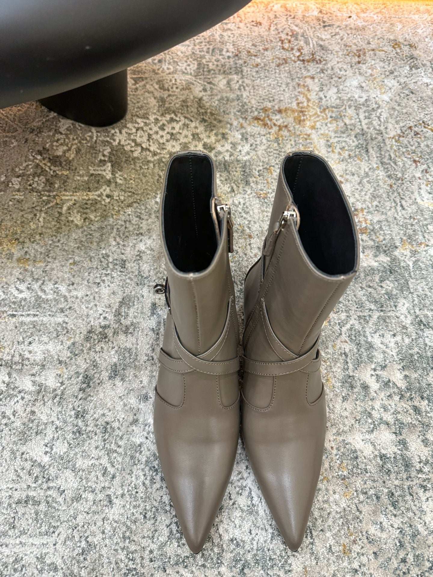 HM 26S POINTED-TOE ANKLE BOOTS 35 MM IN KHAKI GREY CALFSKIN