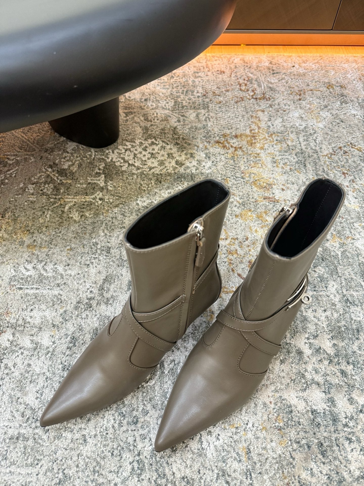 HM 26S POINTED-TOE ANKLE BOOTS 35 MM IN KHAKI GREY CALFSKIN
