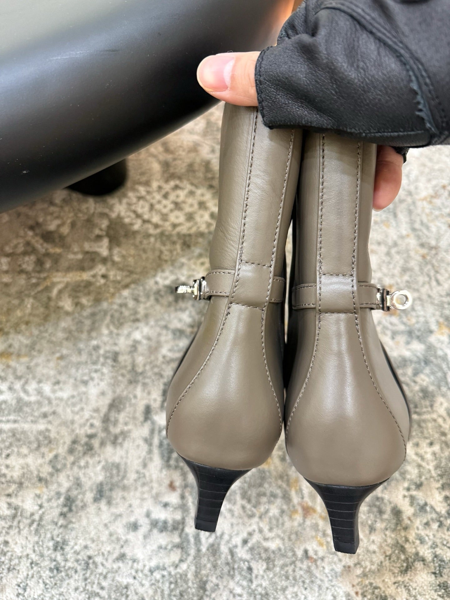 HM 26S POINTED-TOE ANKLE BOOTS 35 MM IN KHAKI GREY CALFSKIN