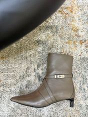 HM 26S POINTED-TOE ANKLE BOOTS 35 MM IN KHAKI GREY CALFSKIN