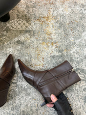 HM 26S POINTED-TOE ANKLE BOOTS 35 MM IN DARK BROWN CALFSKIN