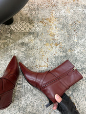 HM 26S POINTED-TOE ANKLE BOOTS 35 MM IN WINE RED CALFSKIN 