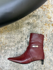 HM 26S POINTED-TOE ANKLE BOOTS 35 MM IN WINE RED CALFSKIN 
