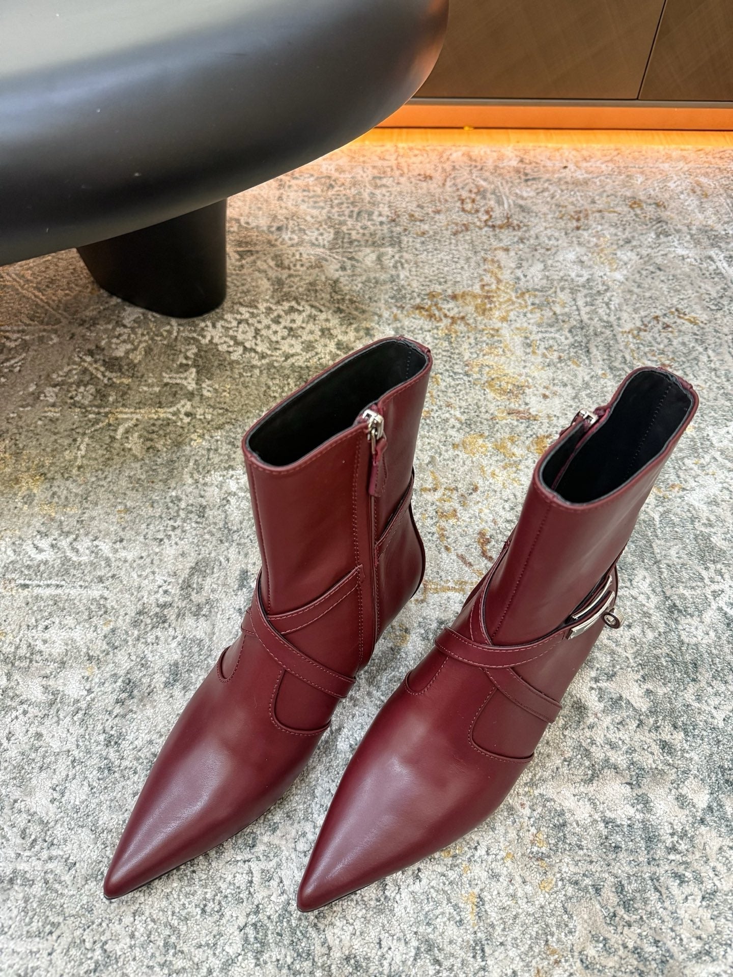 HM 26S POINTED-TOE ANKLE BOOTS 35 MM IN WINE RED CALFSKIN 