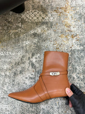 HM 26S POINTED-TOE ANKLE BOOTS 35 MM IN COGNAC BROWN CALFSKIN 