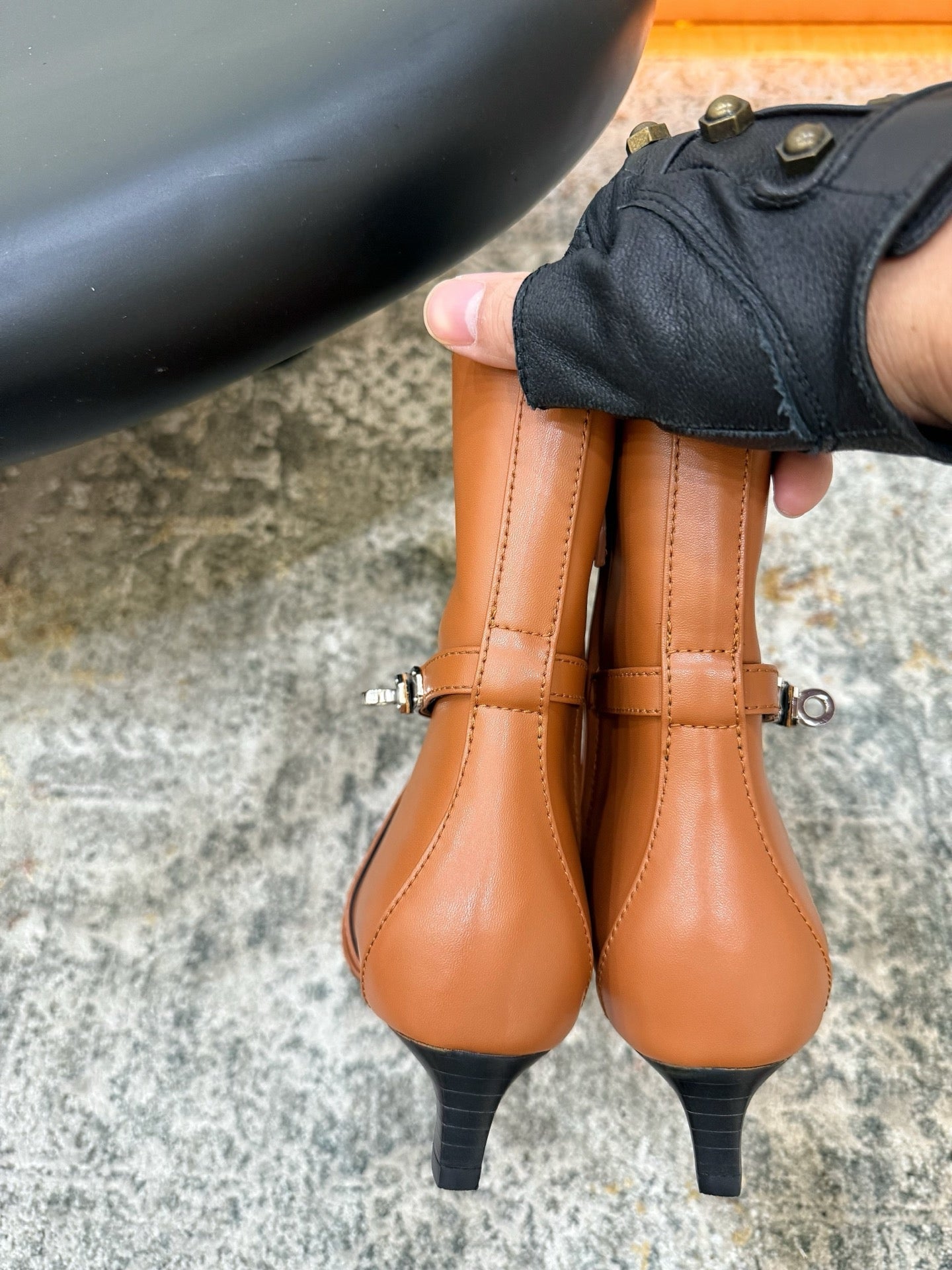 HM 26S POINTED-TOE ANKLE BOOTS 35 MM IN COGNAC BROWN CALFSKIN 