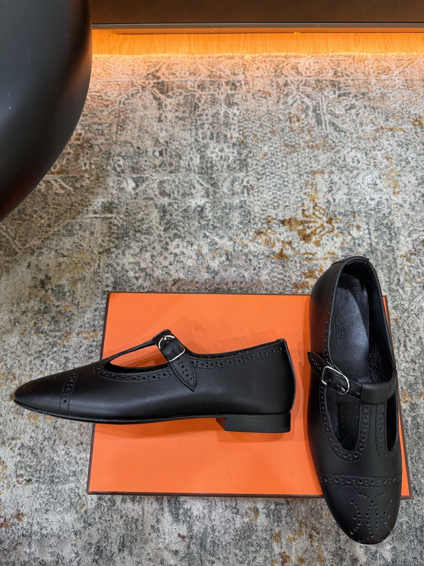 HM 26S PERFORATED BALLET FLATS IN BLACK CALFSKIN