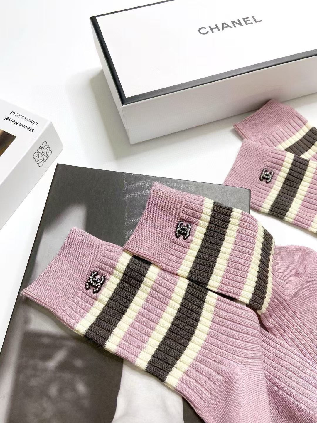 CHANEL 26S CREW SOCKS 400463 (1 BOX)