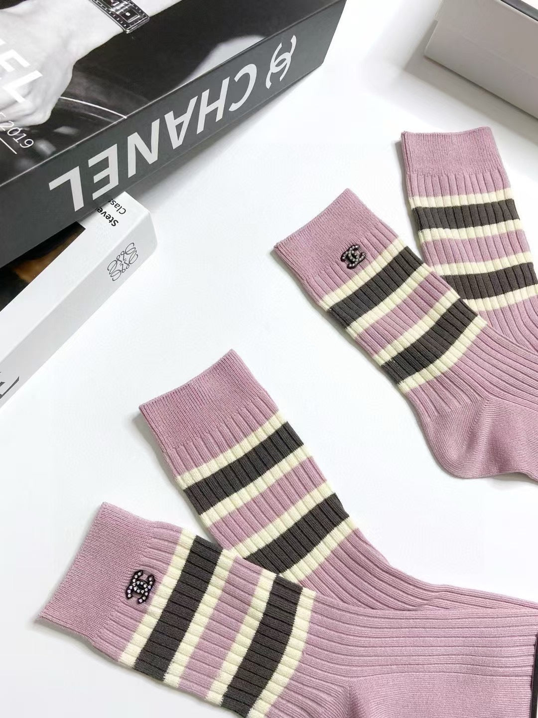CHANEL 26S CREW SOCKS 400463 (1 BOX)