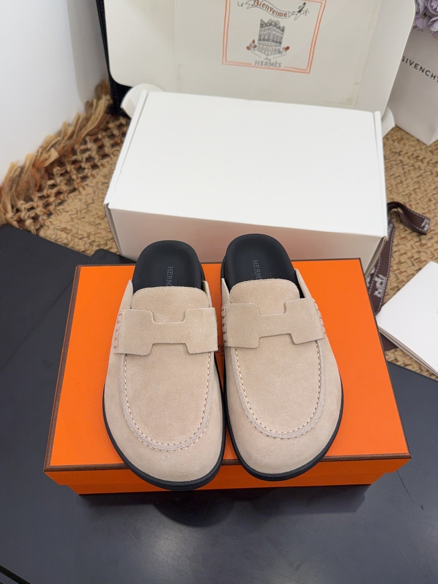 HM 25S MULE IN BEIGE SUEDE