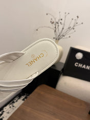 CHANEL 26S THONG SANDALS IN WHITE CALFSKIN WITH CC LOGO