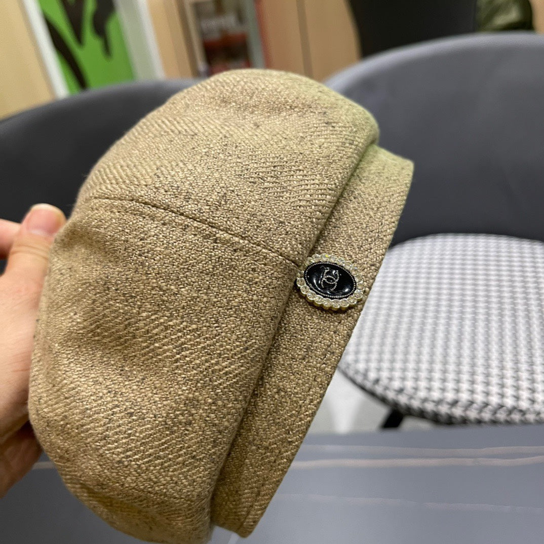 BERET HAT IN PEANUT BROWN FABRIC 420942