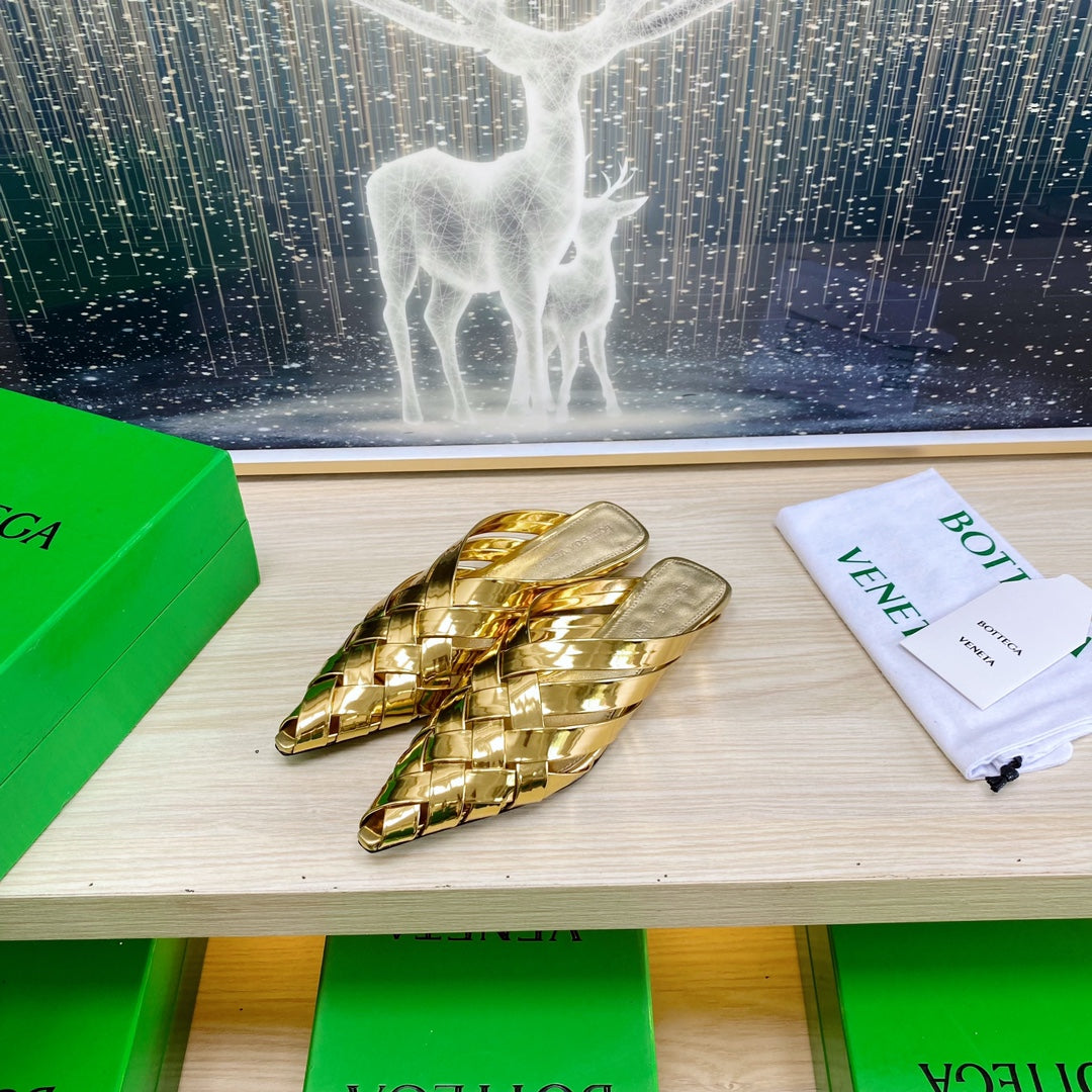 ALFIE LEATHER FLAT MULES IN GOLD PATENT CALFSKIN WITH WOVEN DESIGN