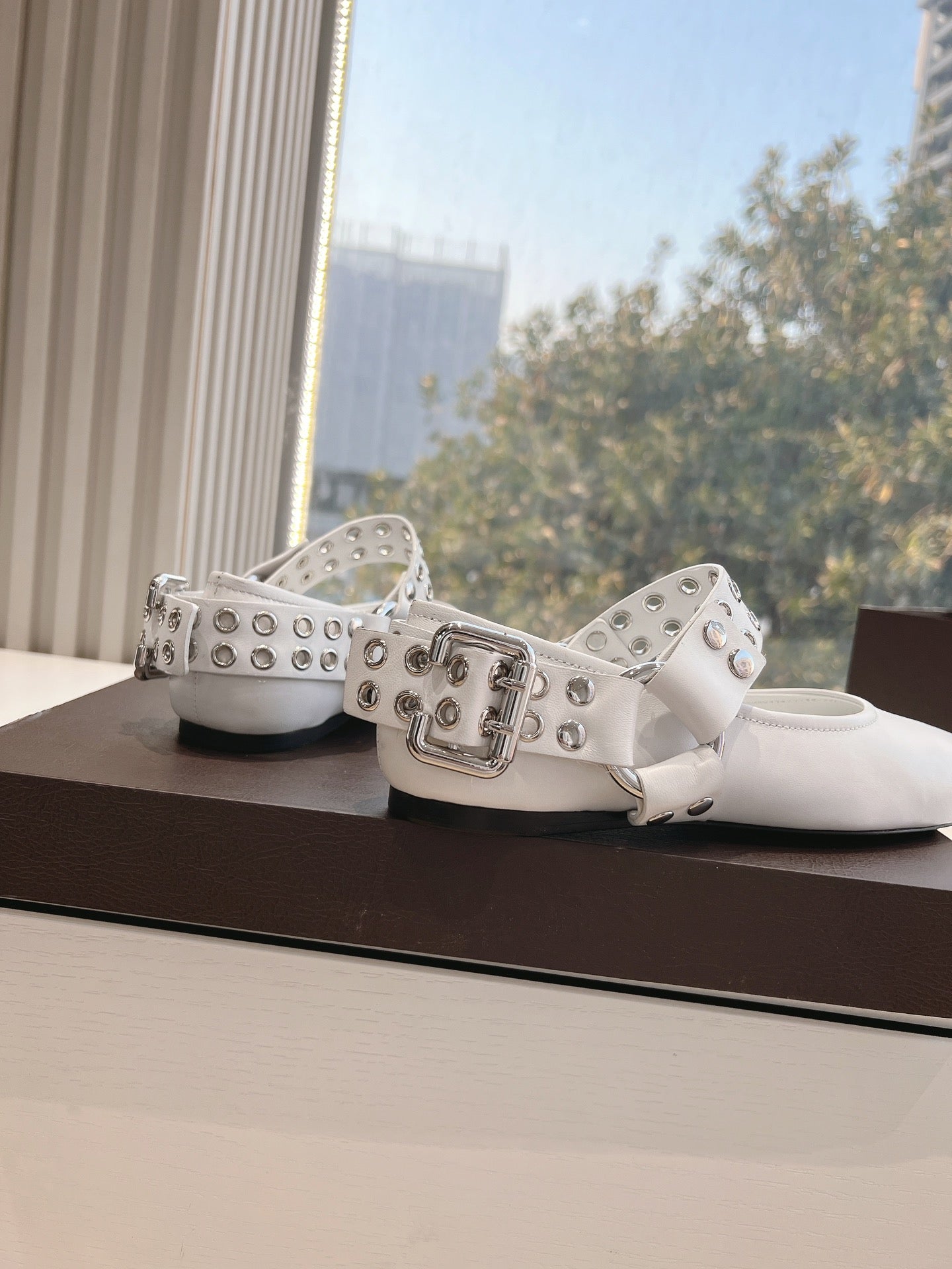 ALAIA 26S FLATS IN WHITE CALFSKIN WITH SILVER STUD STRAP