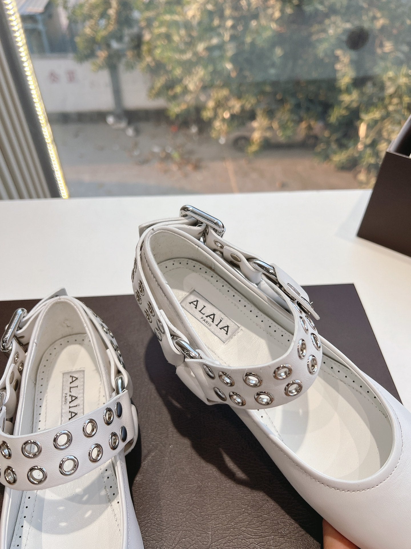 ALAIA 26S FLATS IN WHITE CALFSKIN WITH SILVER STUD STRAP