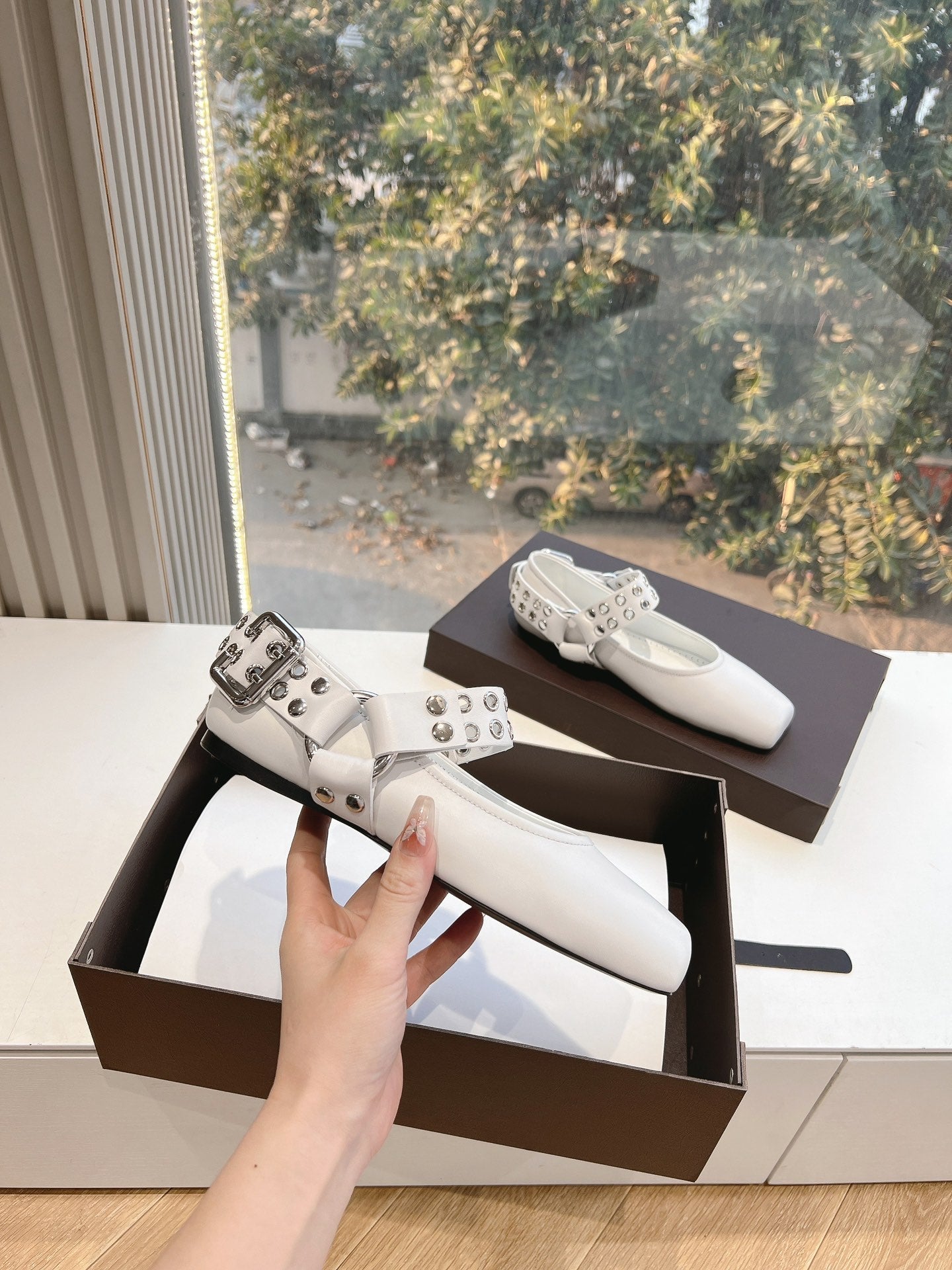 ALAIA 26S FLATS IN WHITE CALFSKIN WITH SILVER STUD STRAP