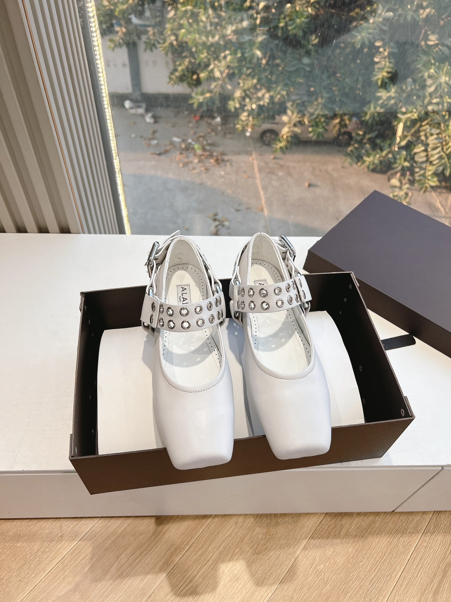 ALAIA 26S FLATS IN WHITE CALFSKIN WITH SILVER STUD STRAP