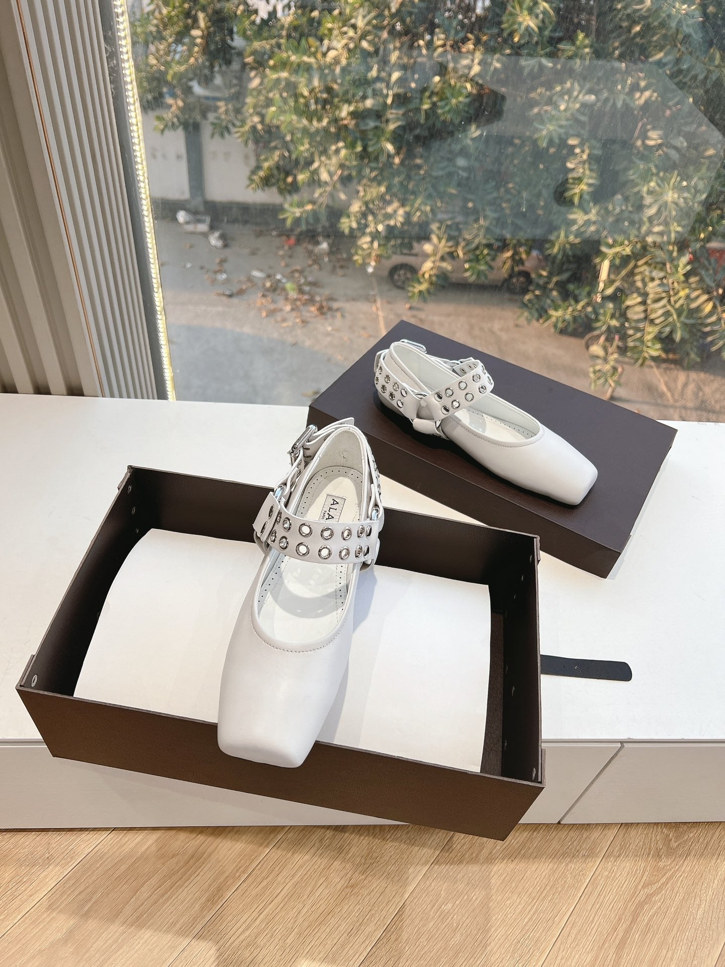 ALAIA 26S FLATS IN WHITE CALFSKIN WITH SILVER STUD STRAP