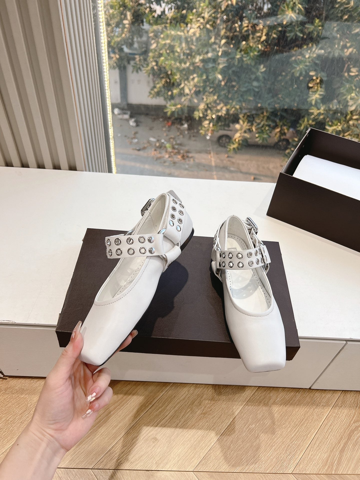 ALAIA 26S FLATS IN WHITE CALFSKIN WITH SILVER STUD STRAP