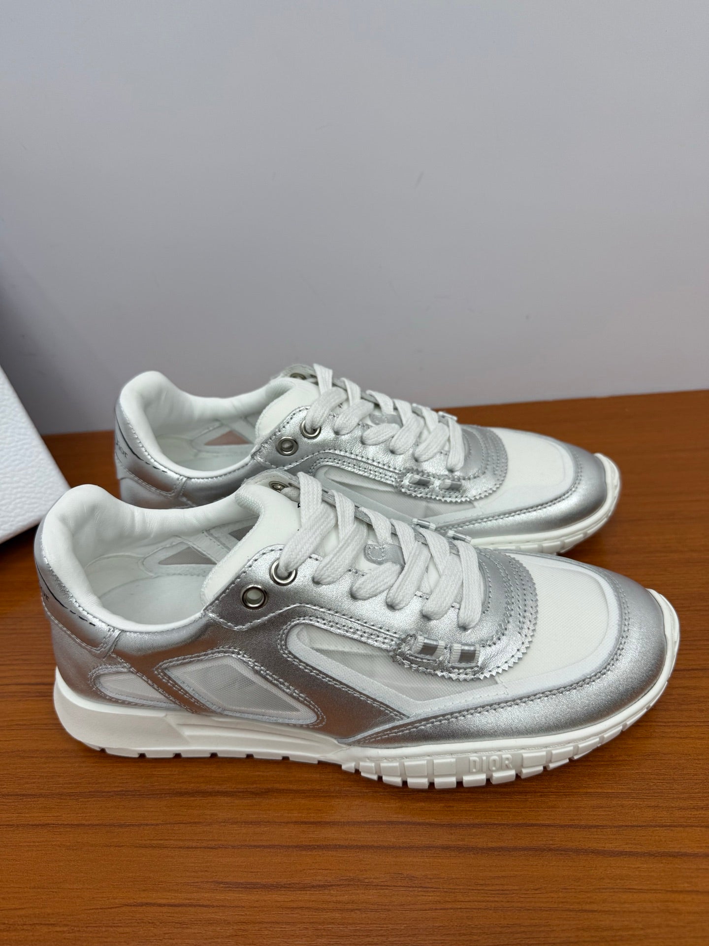 DIOR 26S SNEAKERS IN WHITE AND SILVER CALFSKIN AND MESH