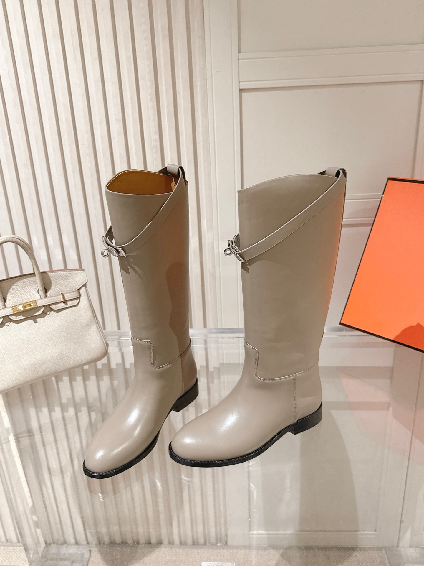 HM 26S TALL FLAT BOOTS IN GREYISH BEIGE CALFSKIN