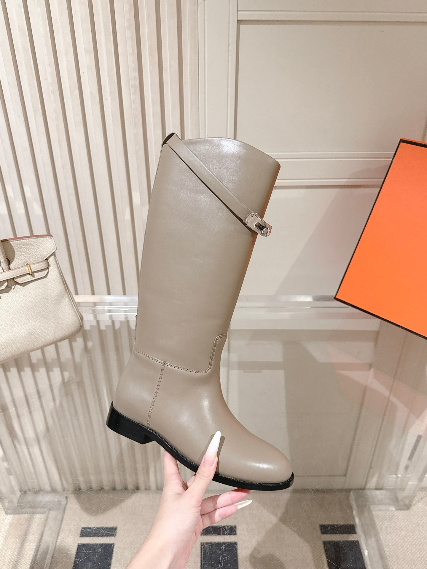 HM 26S TALL FLAT BOOTS IN GREYISH BEIGE CALFSKIN