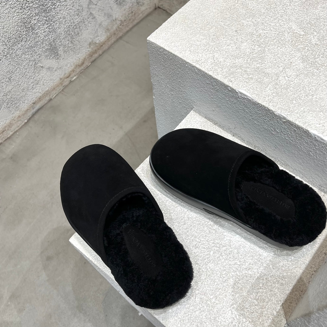 SNAP SLIPPER IN BLACK SUEDE AND SHEARLING LINING