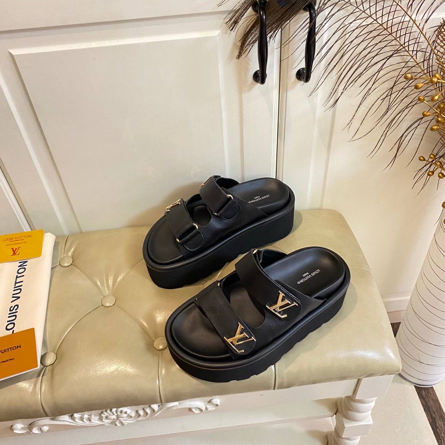 LV 26S WEDGE SLIDES 45 MM IN BLACK CALFSKIN