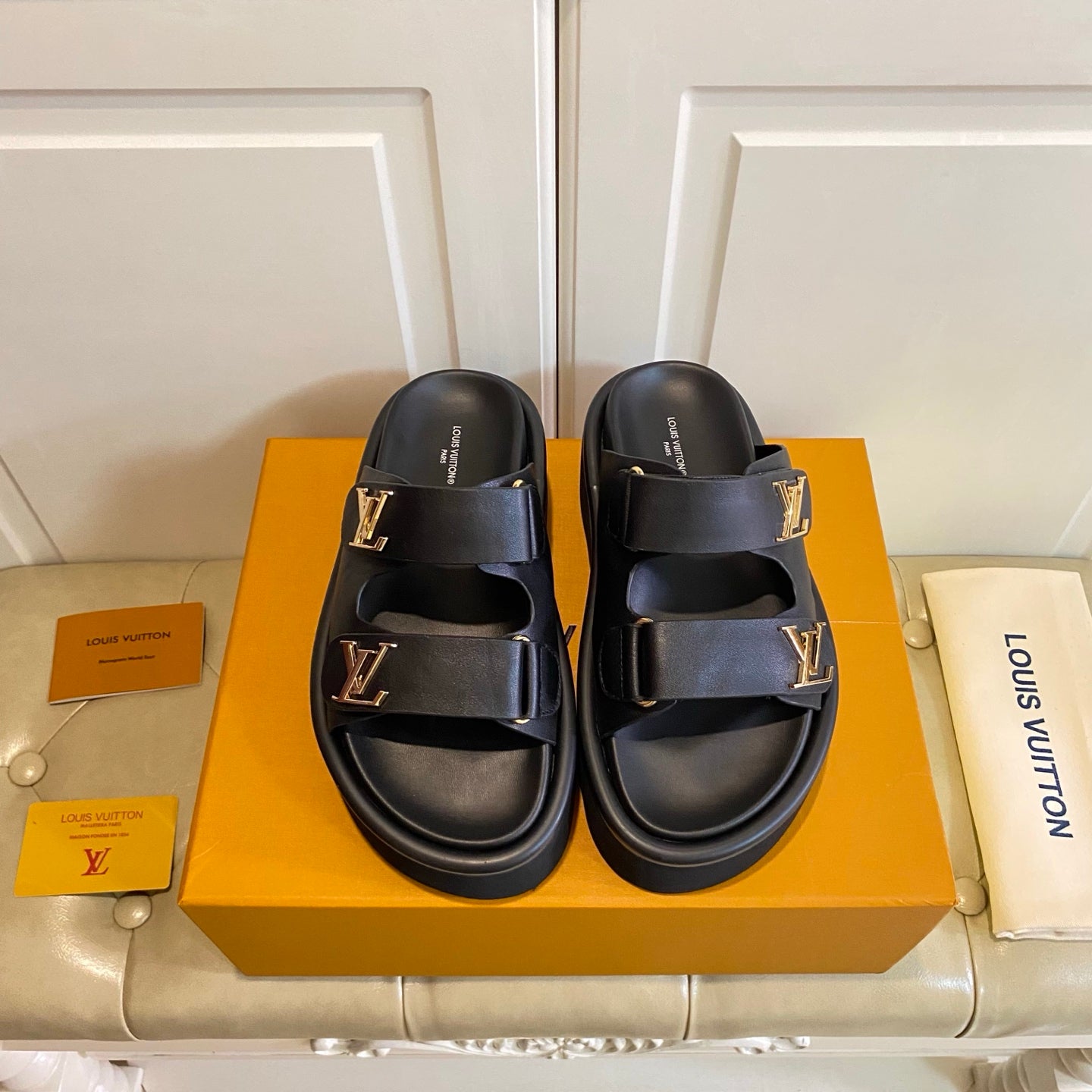 LV 26S WEDGE SLIDES 45 MM IN BLACK CALFSKIN