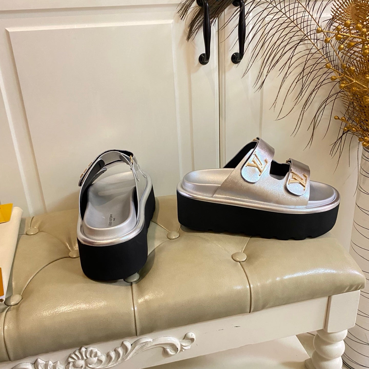 LV 26S WEDGE SLIDES 45 MM IN SILVER CALFSKIN