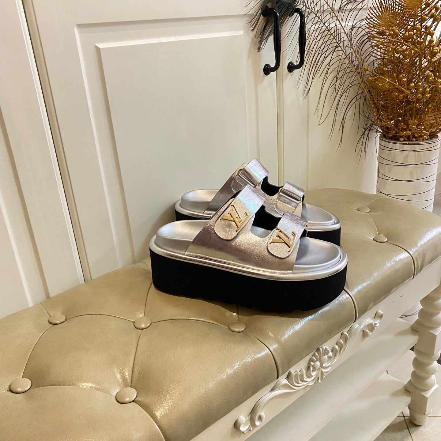 LV 26S WEDGE SLIDES 45 MM IN SILVER CALFSKIN