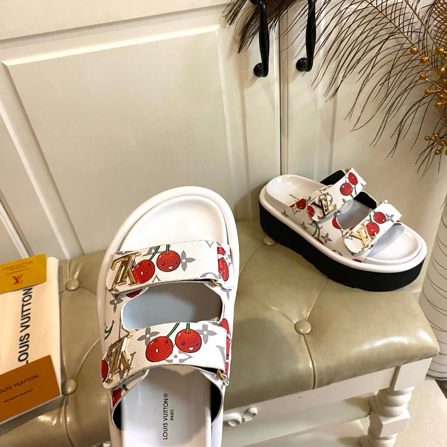 LV 26S WEDGE SLIDES 45 MM IN WHITE MONOGRAM COATED CANVAS WITH CHERRY PRINT
